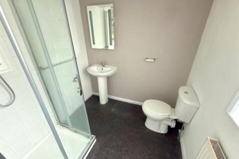 Bed 2 Bathroom.jpg
