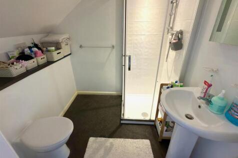 Bed 5 Bathroom.jpg