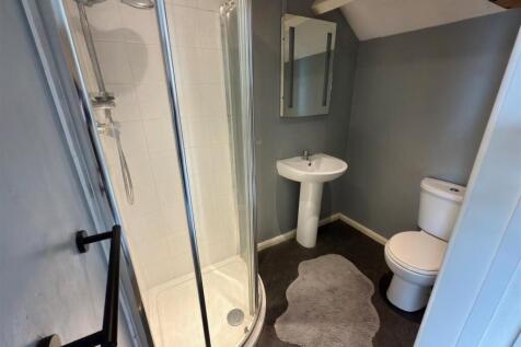 Bed 6 Bathroom.jpg