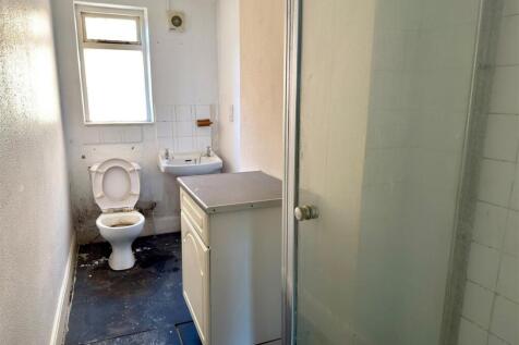 Flat Shower Room.jpg