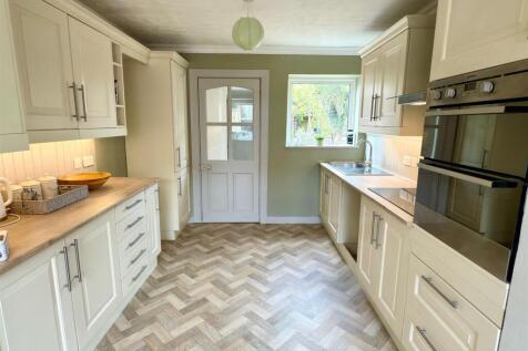 KITCHEN MAIN AREA.jpg