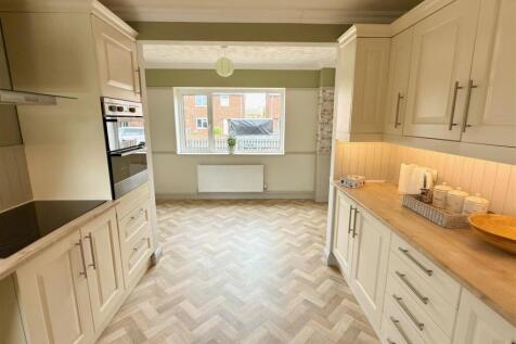 KITCHEN TO DINING ROOM.jpg