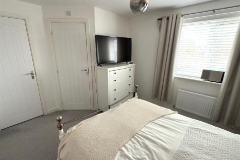 MASTER BEDROOM.jpg