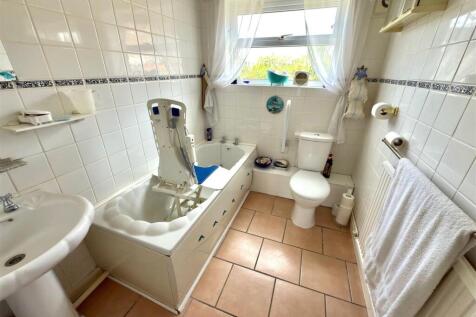 MAIN BATHROOM.jpg