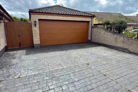 DOUBLE GARAGE.jpg