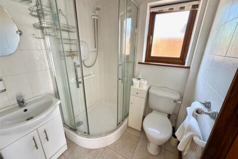 EN SUITE BED 1.jpg