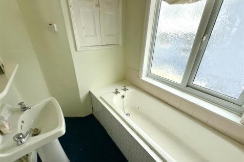 FLAT 2 BATHROOM.jpg