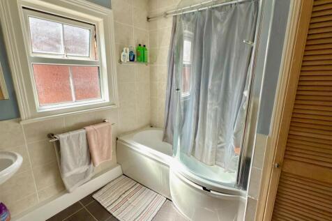 MAIN BATHROOM.jpg