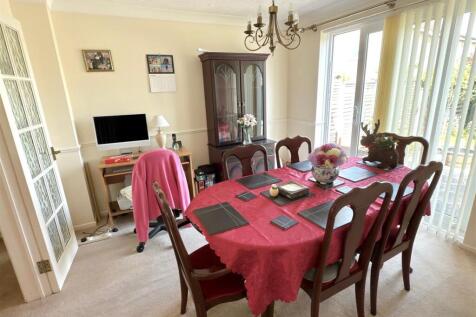 DINING ROOM.jpg