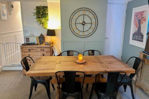 DINING ROOM.jpg