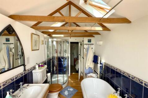 MAIN BATHROOM.jpg