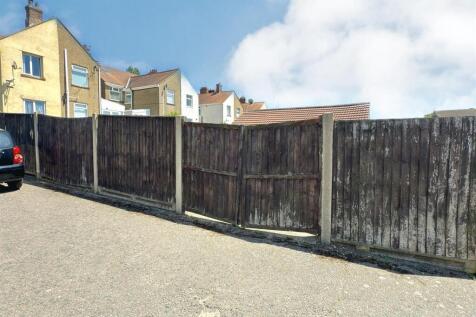 Dbl Gates To Parking.jpg
