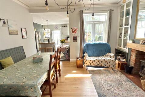 DINING ROOM.jpg
