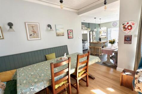 DINING AREA TO KITCHEN.jpg