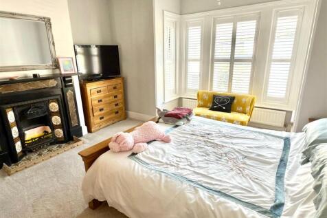 BEDROOM 1.jpg