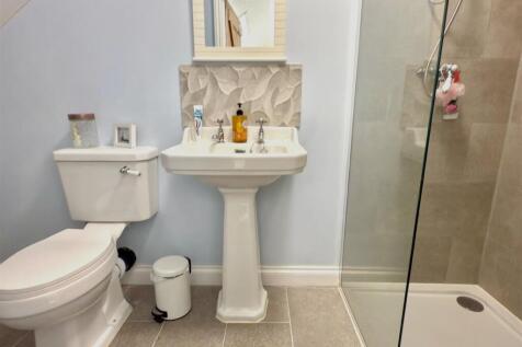 EN SUITE BED 5.jpg