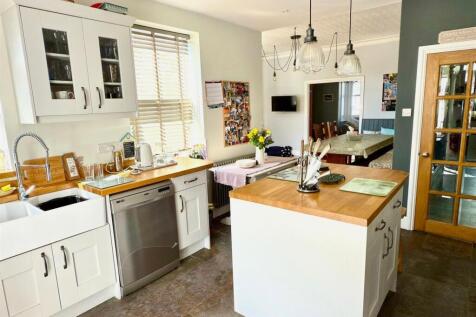 KITCHEN TO DINING ROOM.jpg
