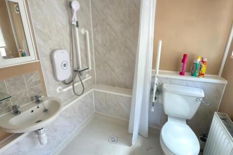 SHOWER ROOM.jpg