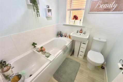 MAIN BATHROOM.jpg