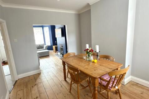 DINING ROOM.jpg