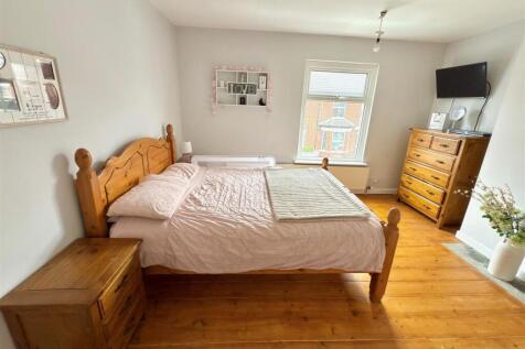 BEDROOM 1.jpg