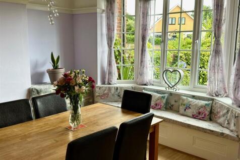 DINING ROOM.jpg