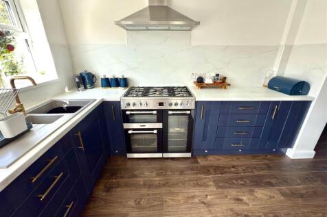 MAIN KITCHEN AREA.jpg