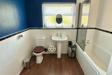 MAIN BATHROOM.jpg