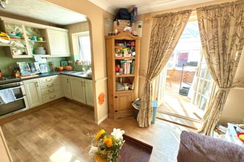 OPEN PLAN KITCHEN DINER AREA.jpg