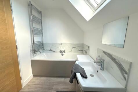 MAIN BATHROOM.jpg