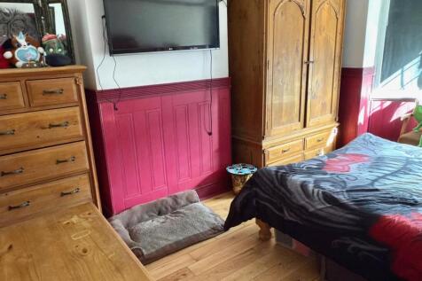 MASTER BED.jpg