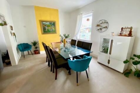 DINING ROOM.jpg