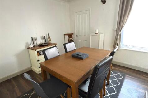 DINING ROOM.jpg