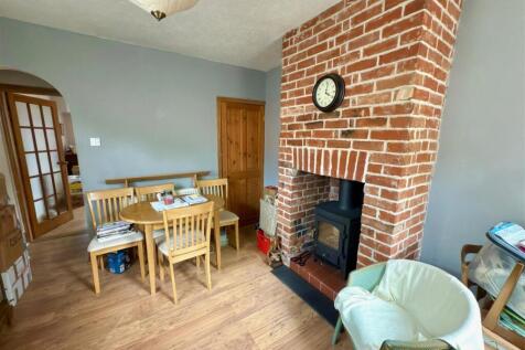 DINING ROOM.jpg
