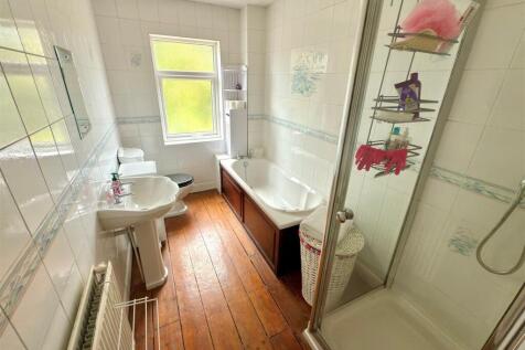 EN SUITE FIRST FLOOR.jpg
