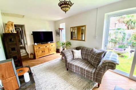 LOUNGE AREA.jpg