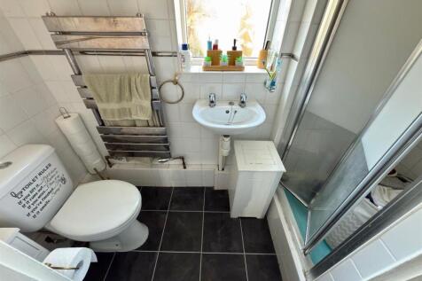 SHOWER GROUND FLOOR.jpg