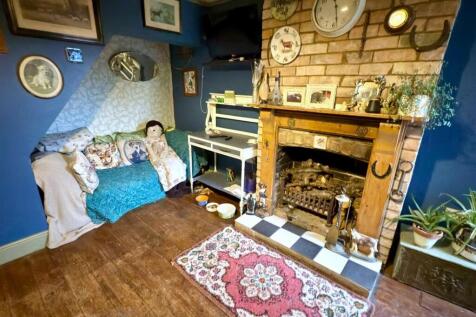 DINING AREA FPLACE.jpg