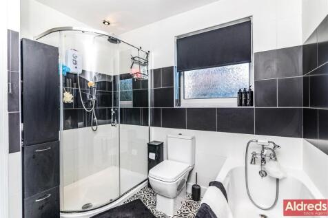 FAMILY BATHROOM FIRST FLOOR