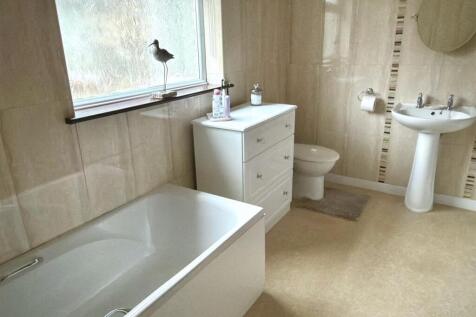 BATHROOM FIRST FLOOR.jpg