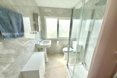 SHOWER ROOM.jpg