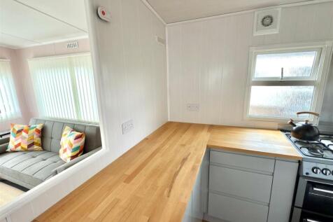 KITCHEN LOUNGE AREA.jpg