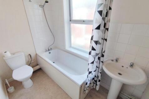 First flr flat 99 Nelson Road Central bath.jpg