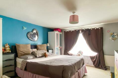 Bedroom 1 (1).jpg