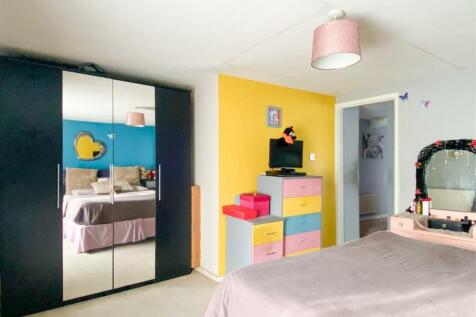 Bedroom 1 (2).jpg