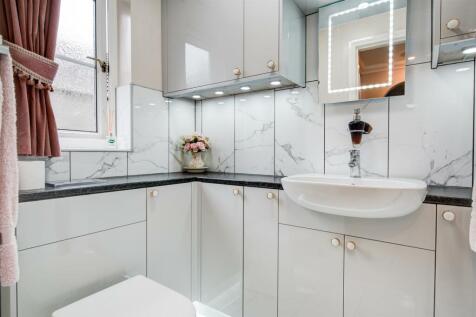 En-suite Shower Room.jpg