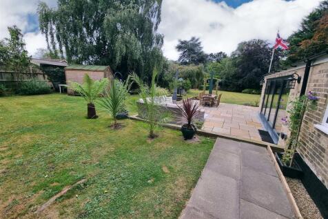 Side Garden &amp; Patio