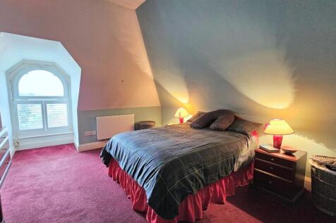 Bedroom 1.jpg