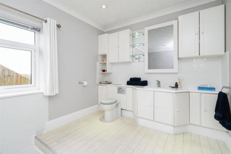 Ensuite to Bedroom 2