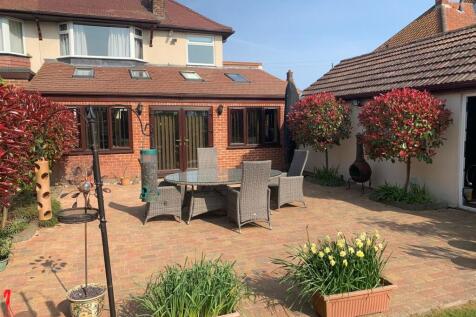 28 Warren Road patio in spring summer.jpg